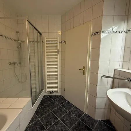 Apartment Strahlend Schoen Und Renoviert