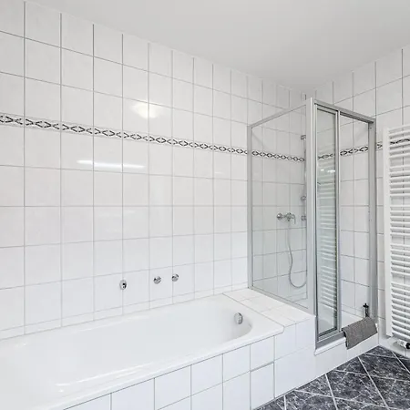 Strahlend Schoen Und Renoviert